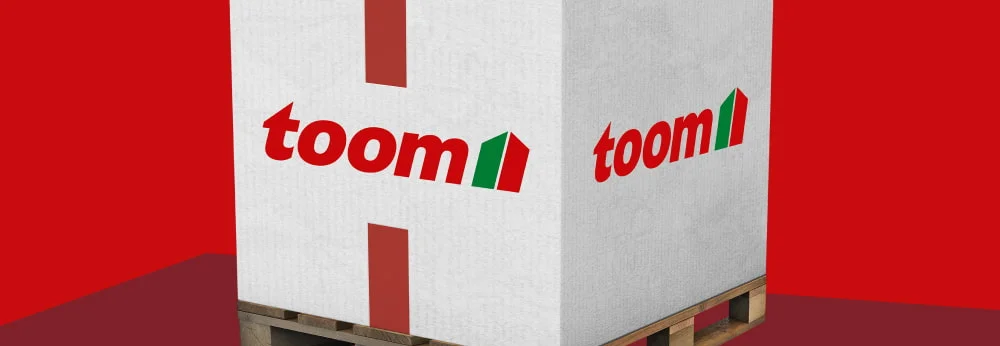 Ein großer Lieferkarton mit rotem Logo auf einer Palette.